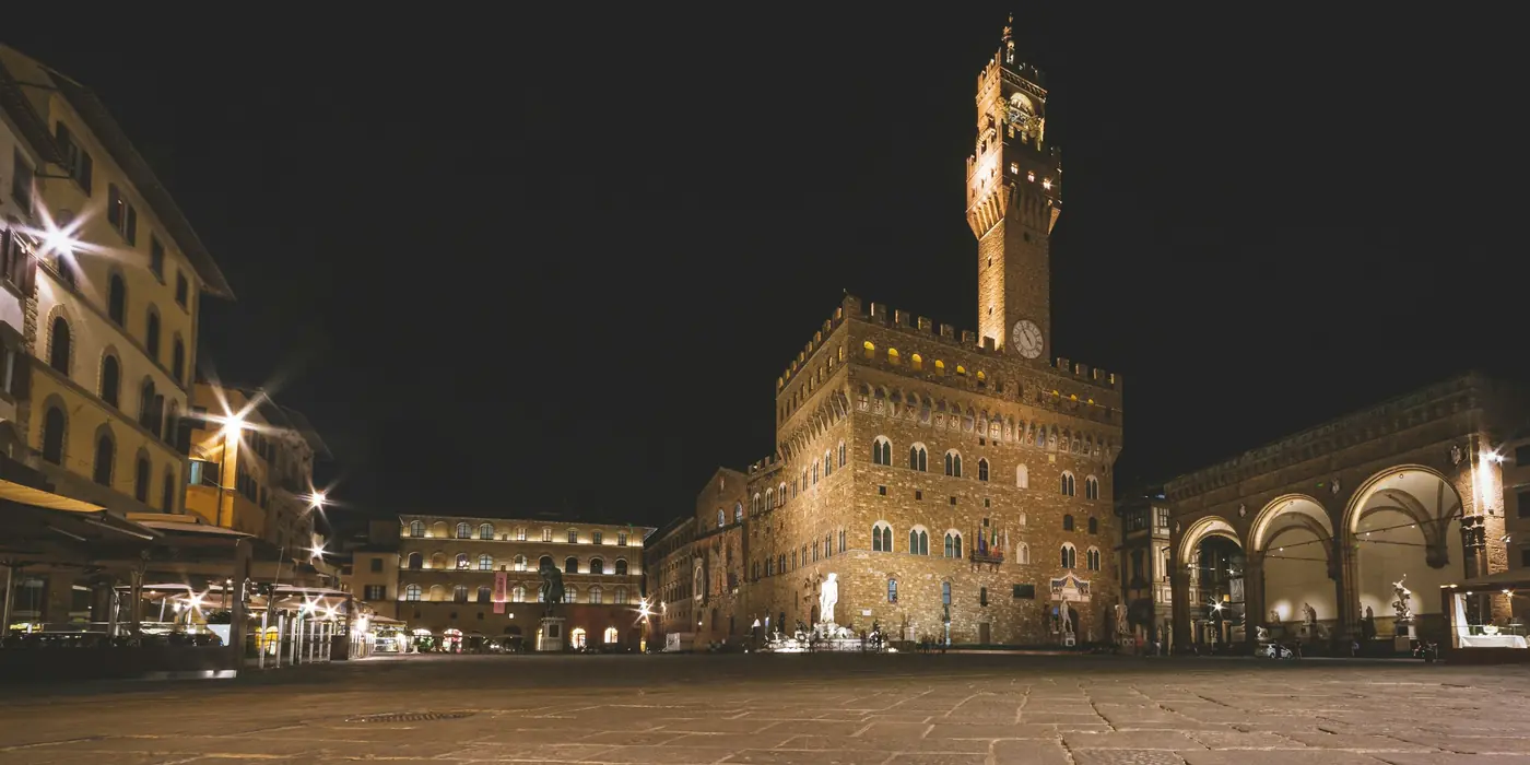 O Palazzo Vecchio e a Loggia dei Lanzi na Piazza della Signoria, em Florença