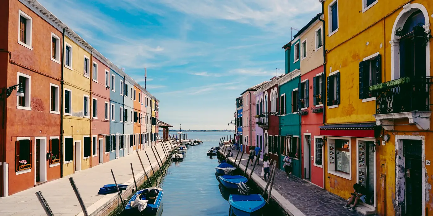 Casas pintadas à beira de um canal de Burano, em Veneza